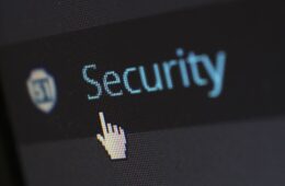 Hackerare una colonnina elettrica? Il ricercatore italiano che ha scoperto le falle nei sistemi di ricarica